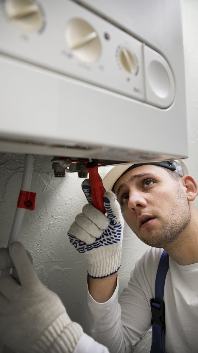 Técnico Imagem reparando en terreno